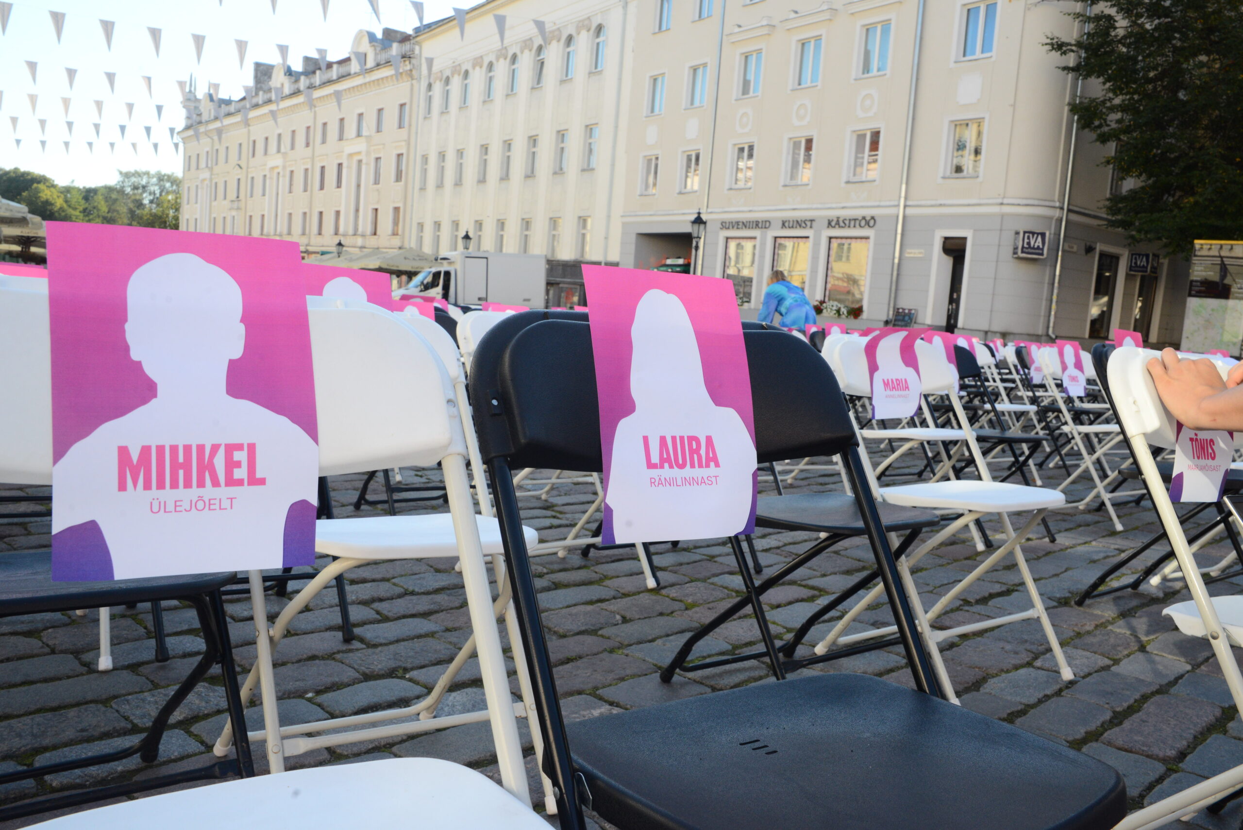 Tõime Tartu Raekoja platsile 300 tooli, et juhtida tähelepanu gümnaasiumikohtade puudusele